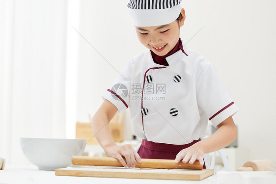 小小厨师居家烹饪擀面图片