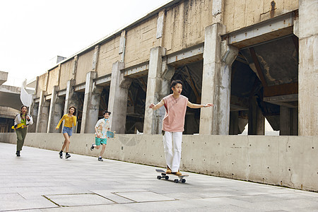 滑板青年们穿梭城市奔跑图片