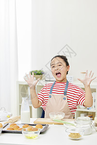 小女孩厨房制作面包高清图片