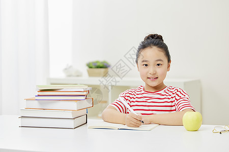 可爱小女孩形象小女孩认真写作业形象背景