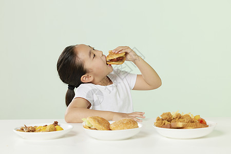 高盐食物小女孩开心吃汉堡背景