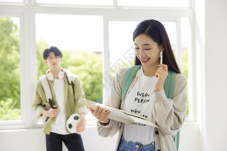 校园内认真学习的女大学生高清图片