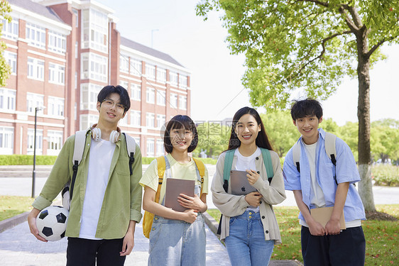 行走在校园里的大学生们图片