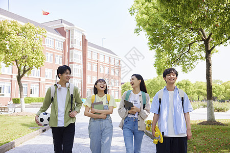 校园里开心大笑的大学生们图片