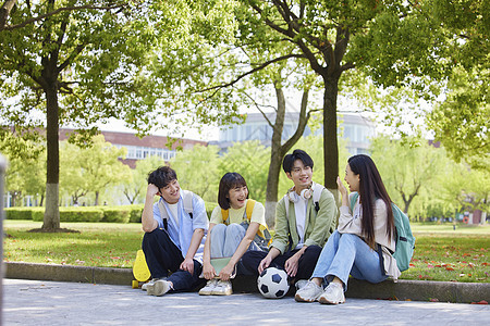 校园里休闲聊天的大学生们图片