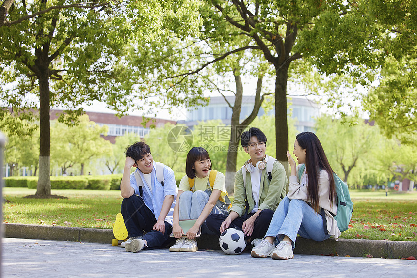 校园里休闲聊天的大学生们图片