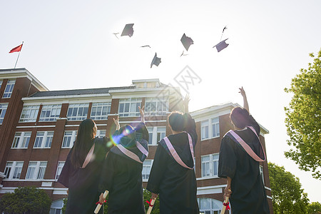 大学生毕业把学士帽扔向空中高清图片