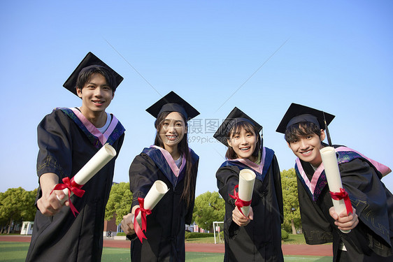 蓝天下大学生展示毕业证书图片