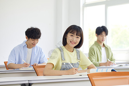 大学生教室自习做题形象背景图片