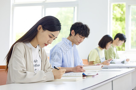 大学生教室自习做题图片