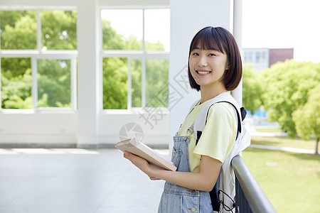 年轻校园女大学生形象图片