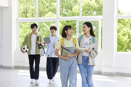 校园里行走的大学生图片