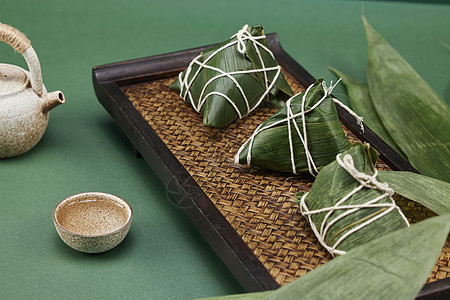 绿色背景端午节传统现包粽子图片