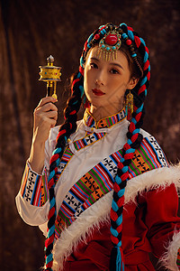 转经轮祈祷的藏族少女图片
