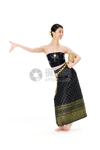 抱着陶罐跳舞的傣族美女图片