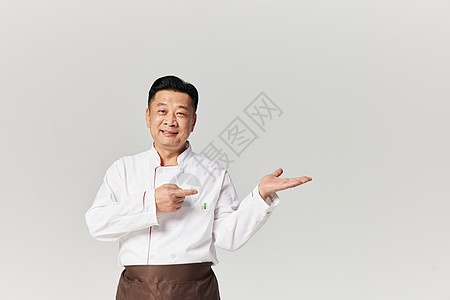 中年男性厨师展示手势图片