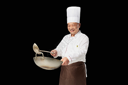 中年厨师拿着锅翻炒高清图片