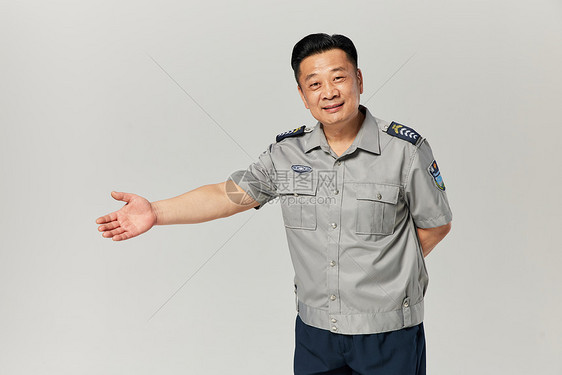 中年男性保安服务手势图片