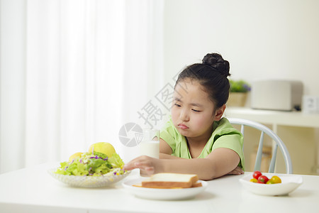 儿童厌食小女孩挑食不吃蔬菜背景