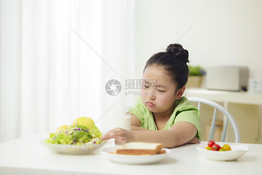 小女孩挑食不吃蔬菜图片