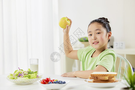 小女孩展示早餐苹果图片