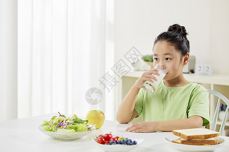 女孩开心喝水儿童大口喝牛奶背景