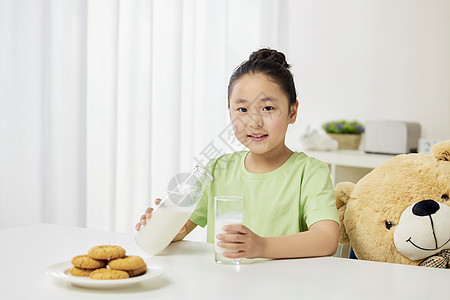 儿童早餐喝牛奶图片