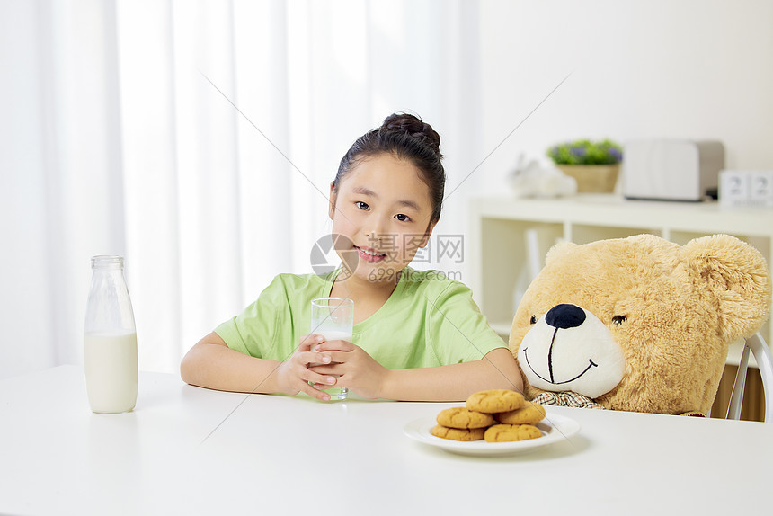 小女孩喝牛奶吃饼干图片