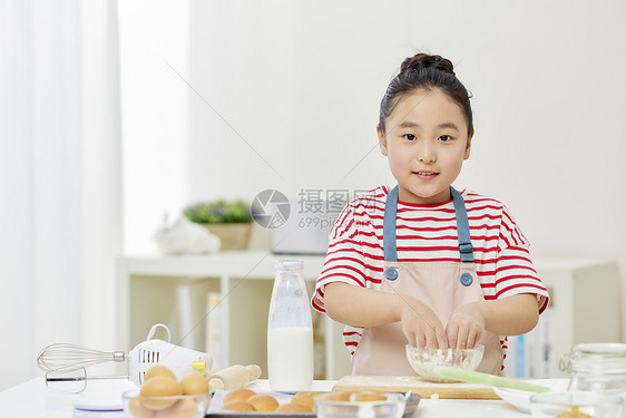 小女孩居家制作点心形象图片