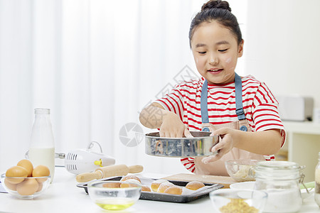 小女孩居家自制面包图片