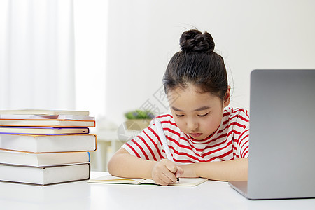 小学生电脑儿童认真学习做功课背景