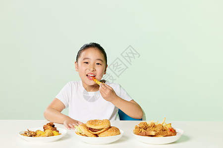 微胖小女孩吃高热量食品图片