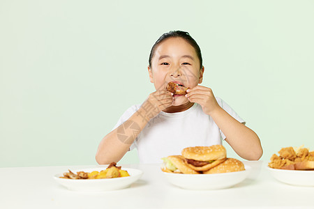 微胖小女孩吃高热量食品图片