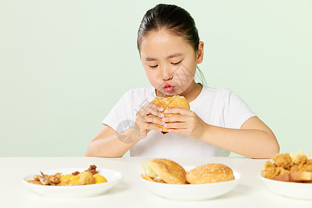 吃垃圾食品小女孩吃高热量食品背景