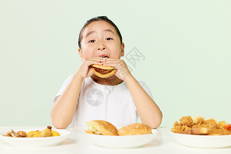 微胖小女孩大口吃汉堡图片