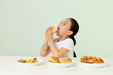 小女孩暴饮暴食吃汉堡图片