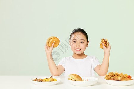 微胖小女孩开心吃汉堡图片
