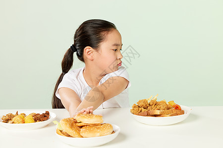 小女孩拒绝高热量食品图片