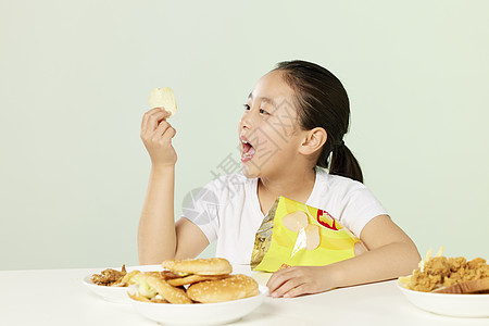 小女孩开心吃薯片图片