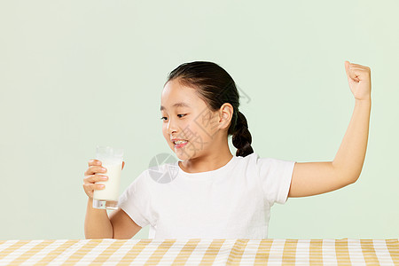 小女孩喝牛奶强健体魄背景
