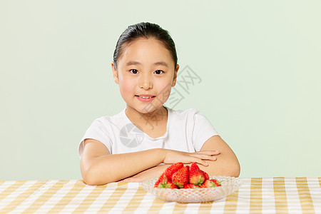 小女孩和一盘草莓图片