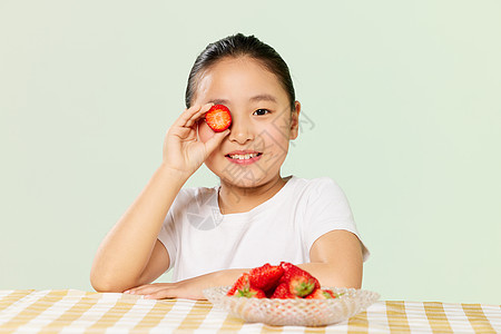 小女孩和水果草莓图片