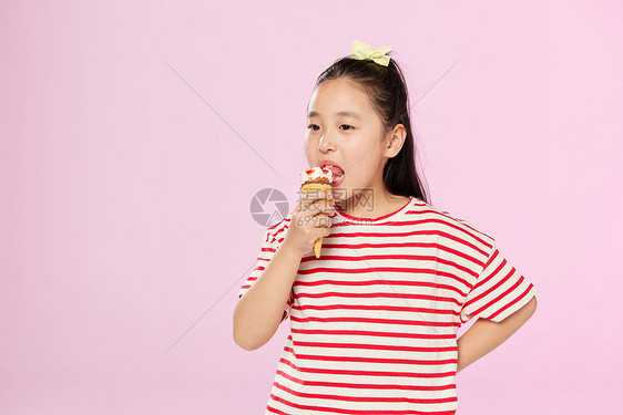 微胖小女孩品尝冰淇淋图片