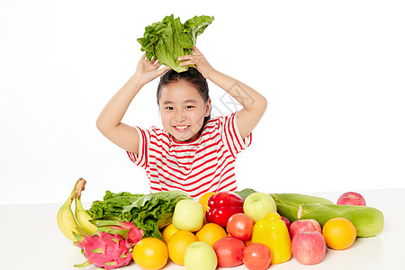 小女孩拿着蔬菜健康饮食图片