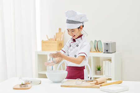 居家烹饪的小小厨师图片