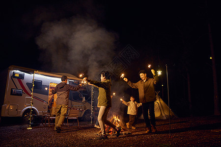 一家人夜晚露营篝火跳舞图片