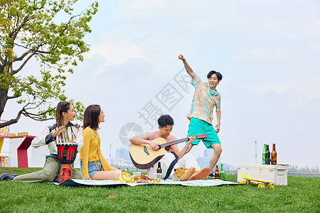 青年音乐聚会户外草地年轻人弹琴跳舞背景