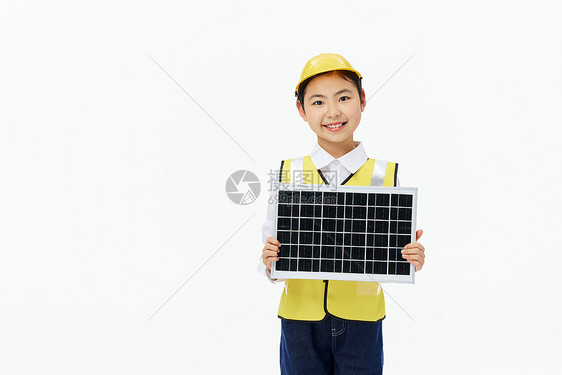 手拿太阳能板展示的小小工程师图片