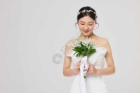 手拿捧花的美丽新娘图片