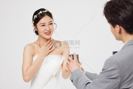 新郎向新娘求婚图片